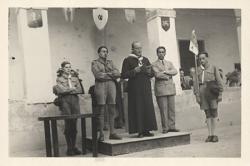 1950 - Promessa della Sq. Scoiattolo ad Asolo, Gino a fianco di Don Onisto e Checco con la fiamma