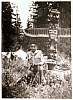 1954 Rip TV7° Campo della buona traccia - in posa davanti al totem.jpg