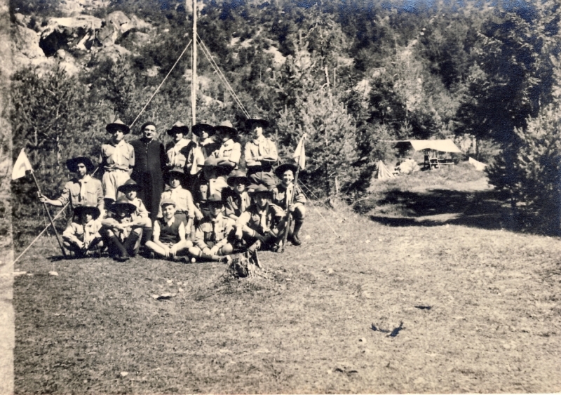 1957-rip-smdrovere-campo-arco-teso_taibon-riparto-con-don-ugo.jpg