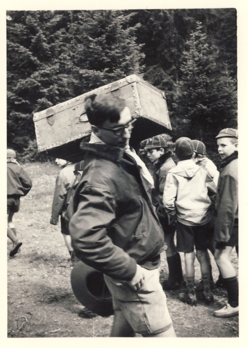 1966 BrPistaFelice-FioreRosso_VDB Arabba_vecchio luupo al lavoro (momola Giuliano).jpg