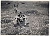 1966 BrPistaFelice-FioreRosso_VDB Arabba_Chil (Mauro Longhi) in contemplazione e Don Corrado Ghedin.jpg