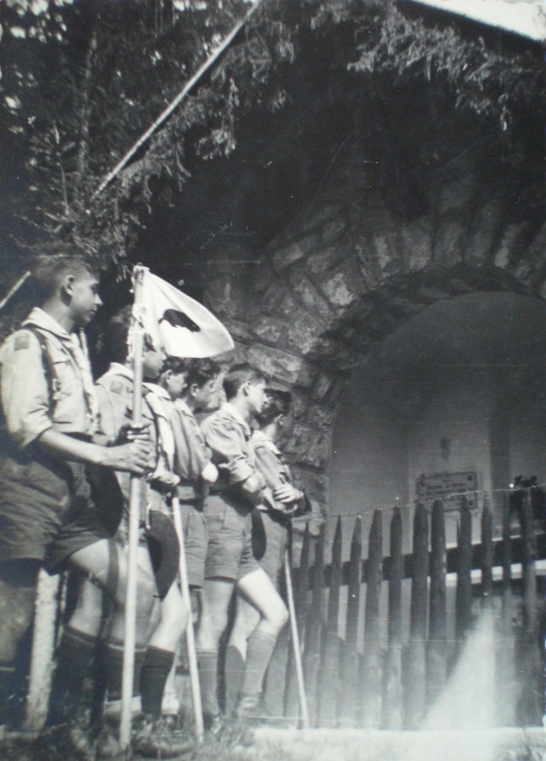 1955-rip-smdrovere-campo-domegge-castori-davanti-capitello.jpg