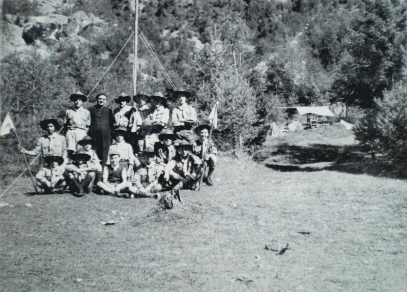 1957-rip-smdrovere-campo-arco-teso_taibon-7-riparto-con-don-ugo.jpg
