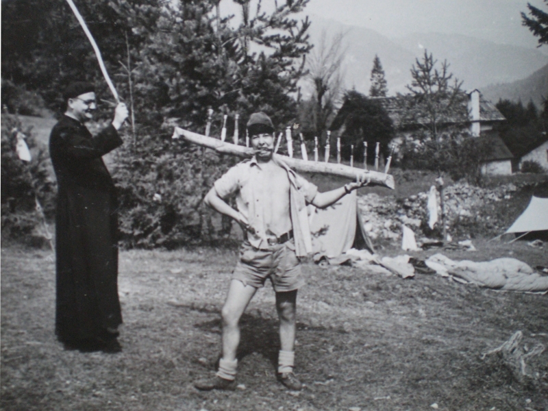 1958-rip-smdrovere-campo-sentiero-divide_valle-san-lucano_8_don-Ugo-e-Gigi-Franzin-scherzano.jpg