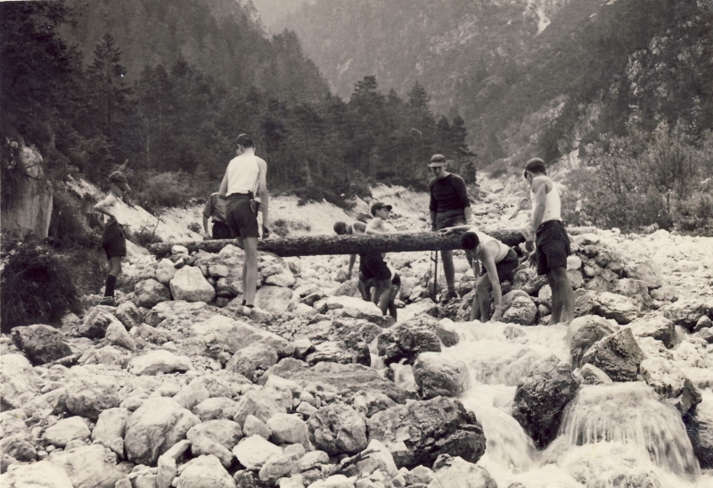 1962_val d'oten-campo del decimo anno-costruzione ponte sul torrente diassa.jpg