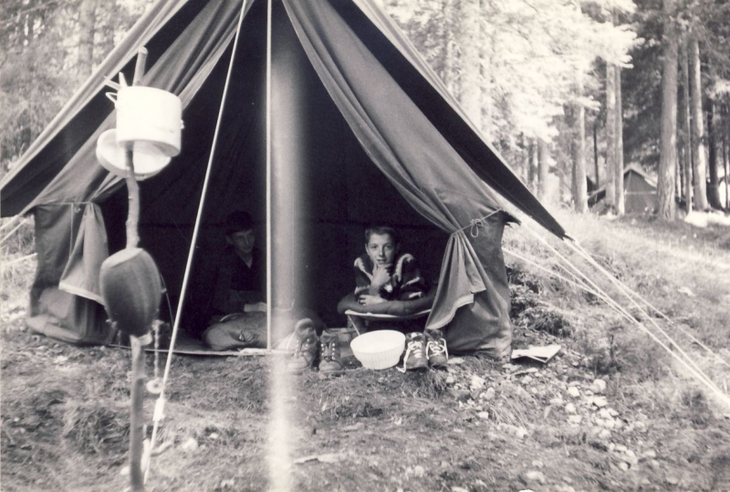 1963 Gares - Campo della sorgente- ripsPioX - -zardo nella tenda di dpio.jpg