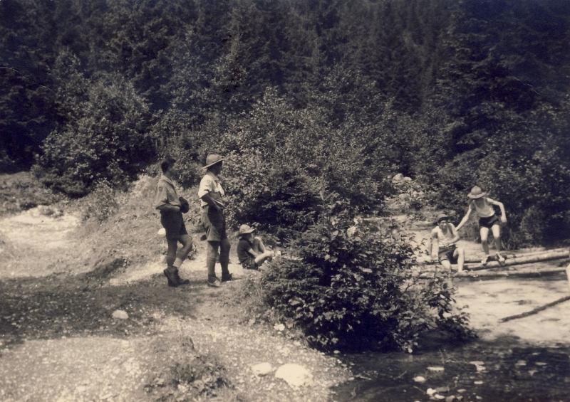 1963 Gares - Campo della sorgente- ripsPioXfeffo e claudio osservano scout lavarsi fettoni.jpg