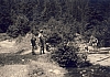1963 Gares - Campo della sorgente- ripsPioXfeffo e claudio osservano scout lavarsi fettoni.jpg