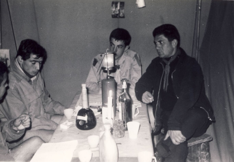 1966 campo alte cime - valgrande - rip sPioX -capi in tenda qg.jpg