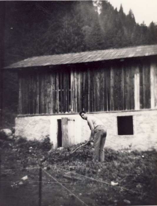 1967_rip sPioX - campo 5 frecce -vigo-laggio- don pio al lavoro.jpg