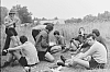 1972 campo dell'amicizia - orleans- rip sPioX -primo giorno pranzo a sacco.jpg