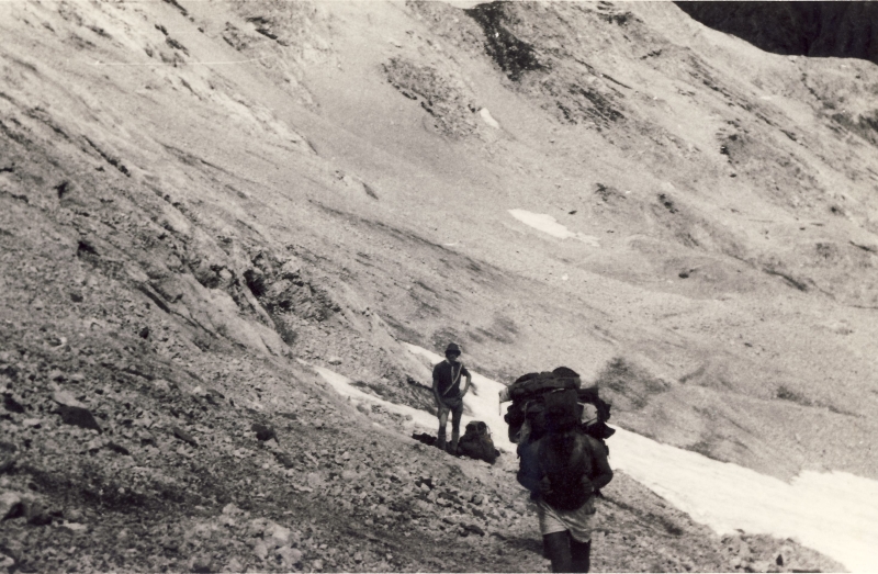 1975 campo mobile clan n_strada malga ciapela contrin fuchiade roccapietore - sul sentiero.jpg