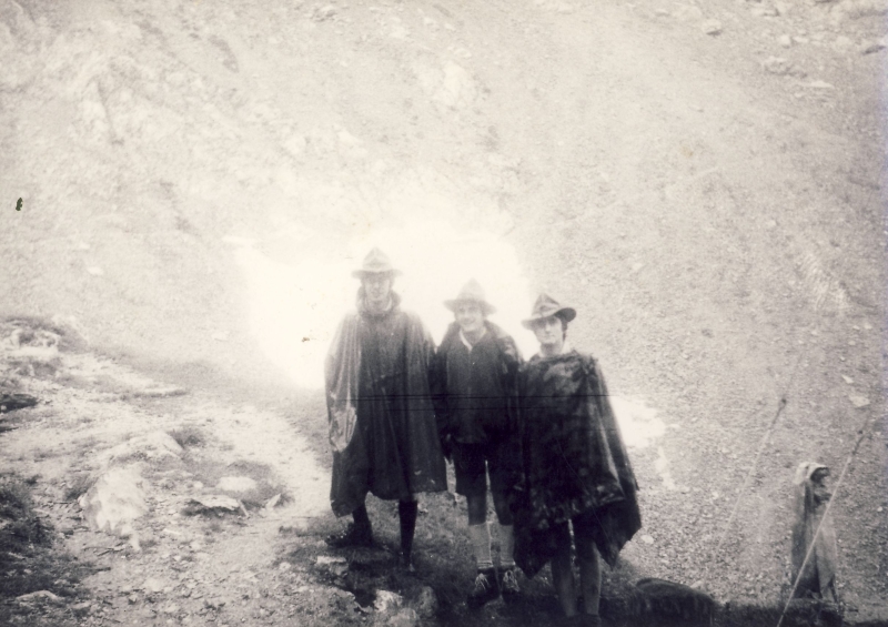 1975 rip sPioX e MdRovere -campo chiaro mattino - forni avoltri - rover in uscita di rip smdrovere al passo Volaia.jpg