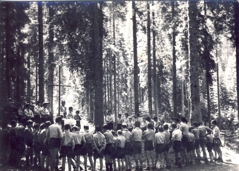 1975 rip sPioX e MdRovere -campo chiaro mattino - forni avoltri - santa messa.jpg