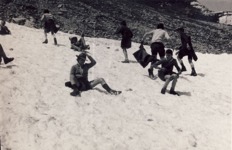 1975 rip sPioX e MdRovere -campo chiaro mattino - forni avoltri - uscita di rip-giochi sulla neve.jpg