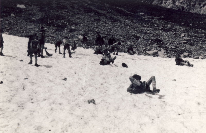 1975 rip sPioX e MdRovere -campo chiaro mattino - forni avoltri - uscita di rip-giochi sulla neve_2.jpg