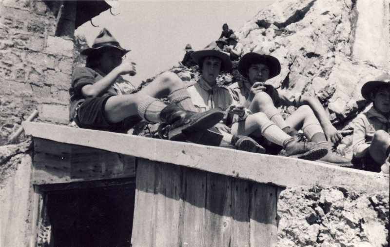 1975 rip sPioX e MdRovere -campo chiaro mattino - forni avoltri - uscita di rip-riposo in forcella_1.jpg