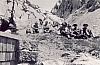 1975 rip sPioX e MdRovere -campo chiaro mattino - forni avoltri - uscita di rip-riposo in forcella.jpg