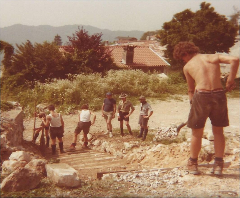1976 clan nuova strada - sPioX - Vito d'asio - campo di servizio - vito d'asio barboni al lavoro .jpg