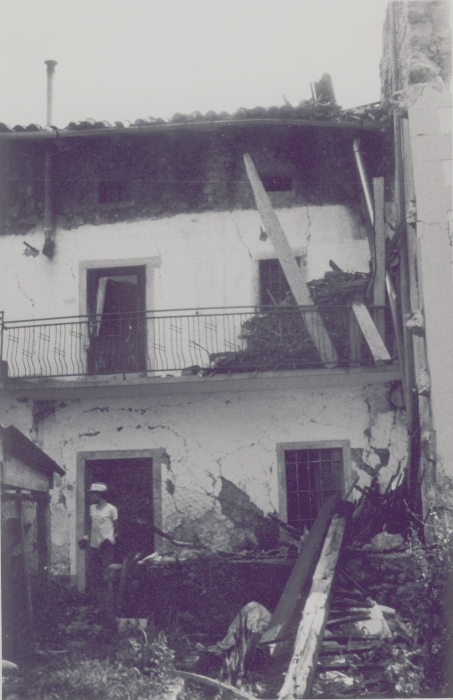 1976 clan nuova strada - sPioX - Vito d'asio - campo di servizio - vitodasio13-recupero_legnax anziana.jpg