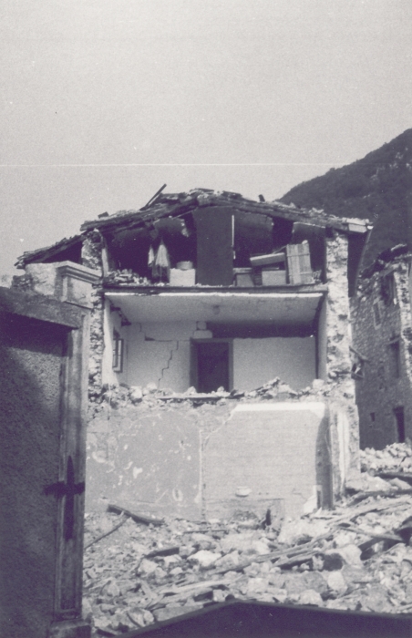 1976 clan nuova strada - sPioX - Vito d'asio - campo di servizio - vitodasio15-crolli.jpg