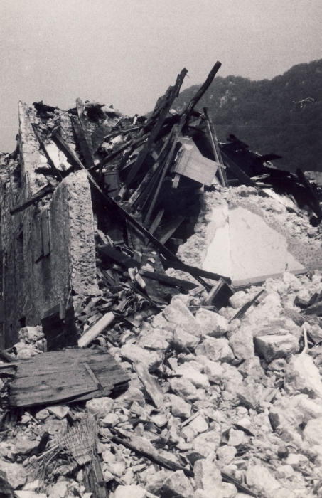 1976 clan nuova strada - sPioX - Vito d'asio - campo di servizio - vitodasio15-crolli_2.jpg