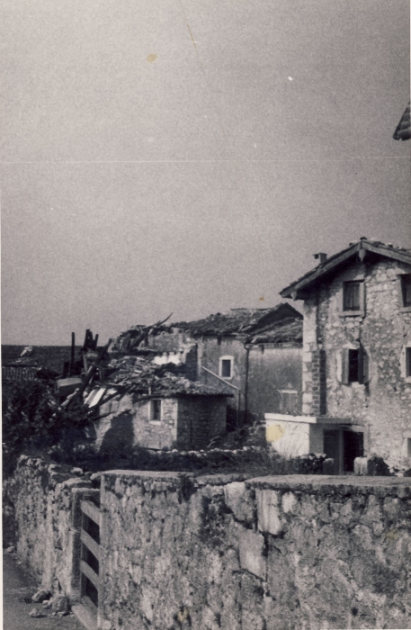 1976 clan nuova strada - sPioX - Vito d'asio - campo di servizio - vitodasio15-crolli_3.jpg