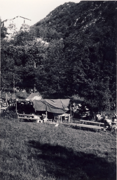 1976 clan nuova strada - sPioX - Vito d'asio - campo di servizio - vitodasio20 angolo refettorio.jpg