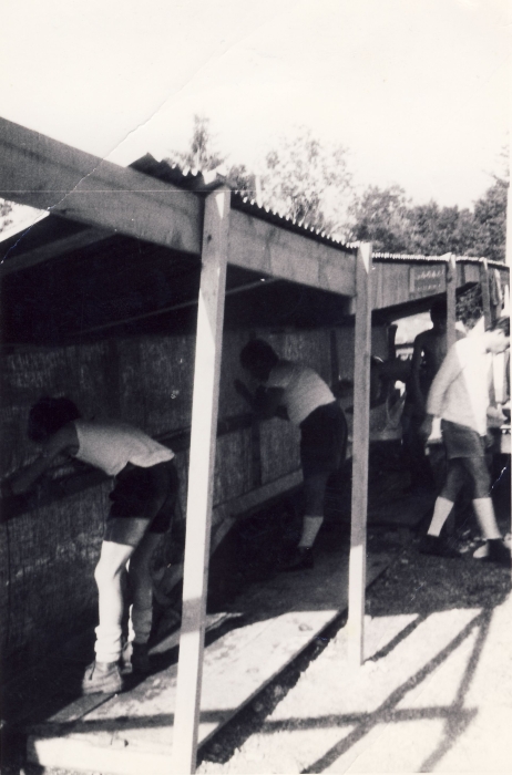 1976 clan nuova strada - sPioX - Vito d'asio - campo di servizio - vitodasio21 lavatoio fatto dal clan.jpg