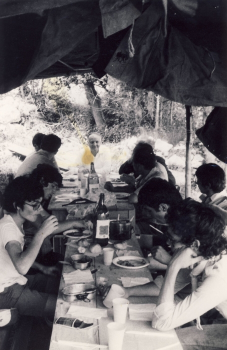 1976 clan nuova strada - sPioX - Vito d'asio - campo di servizio - vitodasio22- ospiti al nostro angolo di campo.jpg