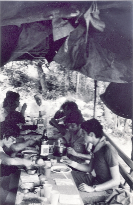 1976 clan nuova strada - sPioX - Vito d'asio - campo di servizio - vitodasio22- ospiti al nostro angolo di campo1.jpg