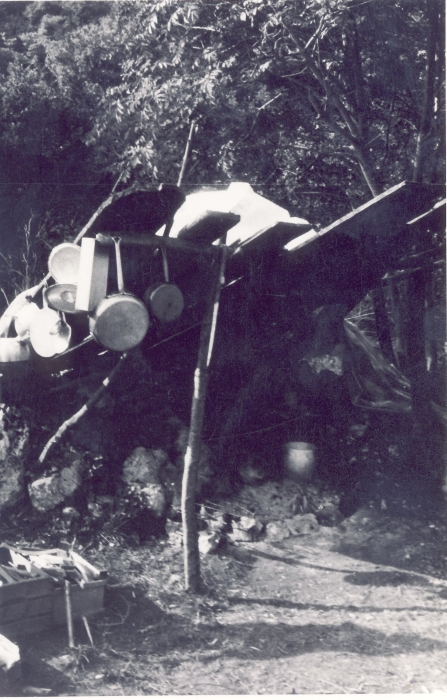 1976 clan nuova strada - sPioX - Vito d'asio - campo di servizio - vitodasio23- angolo cucina.jpg