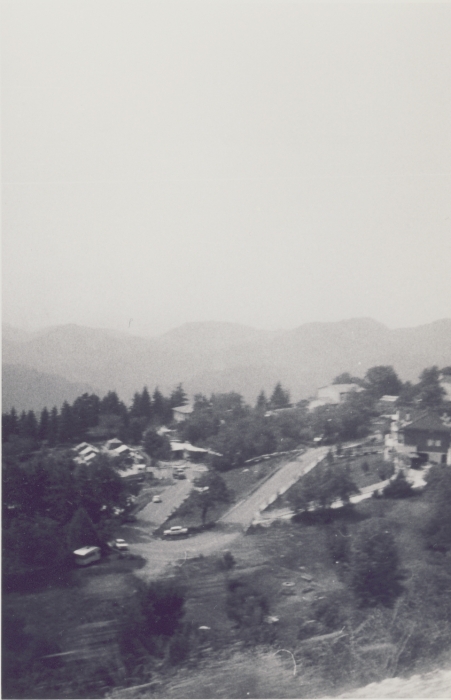 1976 clan nuova strada - sPioX - Vito d'asio - campo di servizio - vitodasio4-strada_arrivo_al _paese.jpg