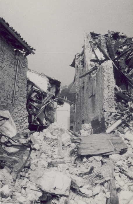 1976 clan nuova strada - sPioX - Vito d'asio - campo di servizio - vitodasio7_crolli.jpg