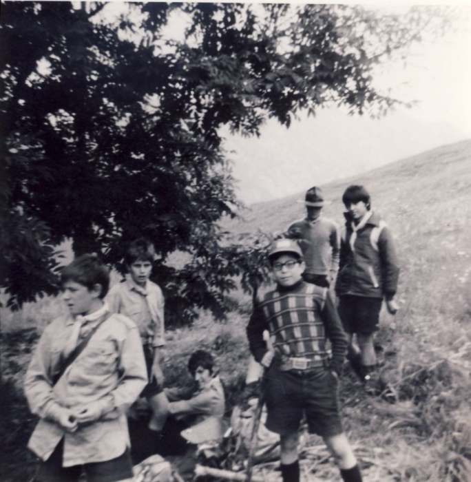 1977 Rip sPioX - campo dei 12 fuochi - Claut -squadriglia all'ombra.jpg