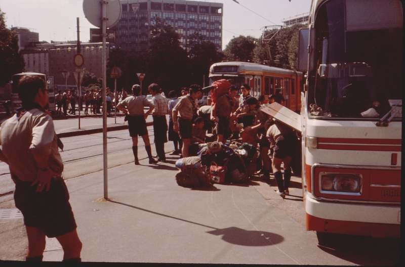 1978b campo mobile internaz FSE pellegrinaggio a Lourdes - imbarco nei pullman a MIlano_1.jpg