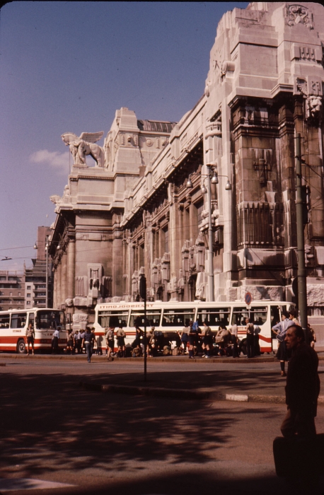 1978b campo mobile internaz FSE pellegrinaggio a Lourdes - imbarco nei pullman a MIlano_4.jpg