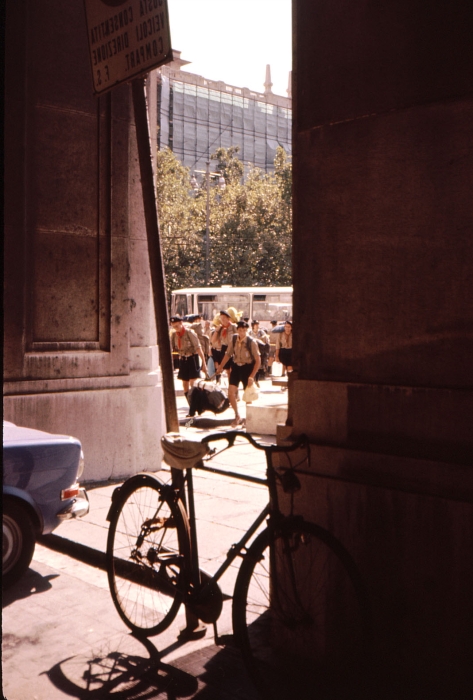 1978b campo mobile internaz FSE pellegrinaggio a Lourdes - imbarco nei pullman a MIlano_6.jpg