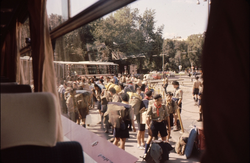 1978b campo mobile internaz FSE pellegrinaggio a Lourdes - imbarco nei pullman a MIlano_7.jpg