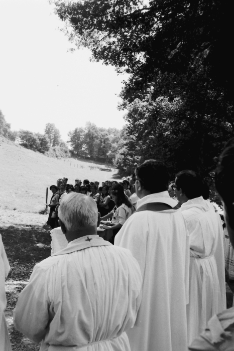 1978g campo mobile internaz FSE - Lourdes - la santa Messa alla bergerie_10.jpg