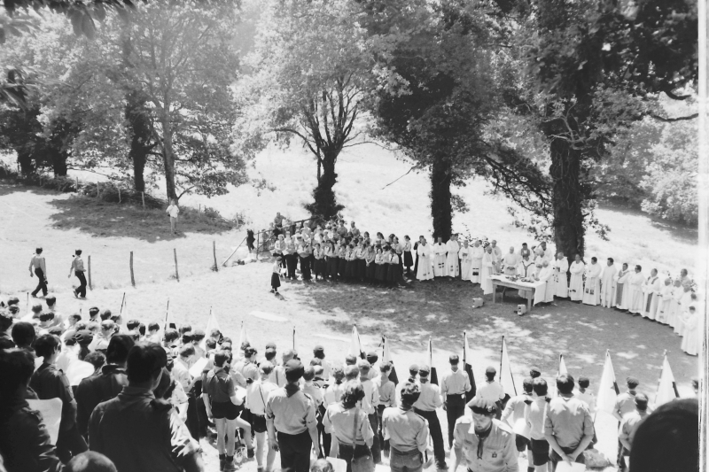 1978g campo mobile internaz FSE - Lourdes - la santa Messa alla bergerie_9.jpg