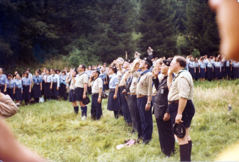 1978gf campo mobile internaz FSE - Lourdes - alzabandiera del contingente italiano-1.jpg