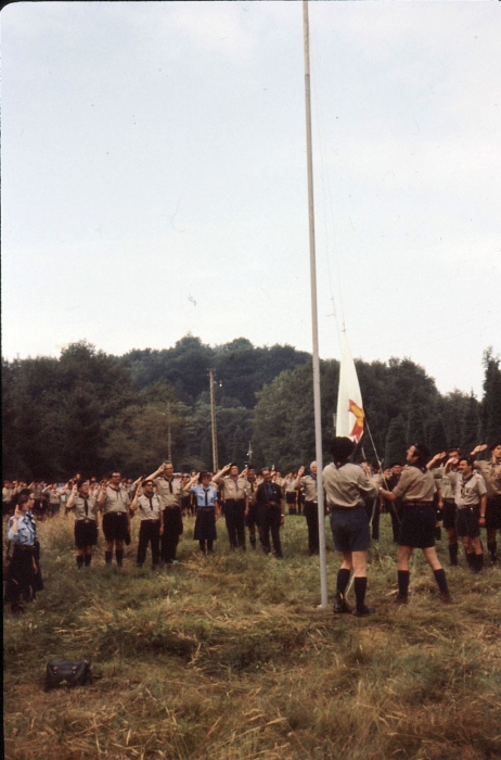 1978gf campo mobile internaz FSE - Lourdes - alzabandiera del contingente italiano-2.jpg