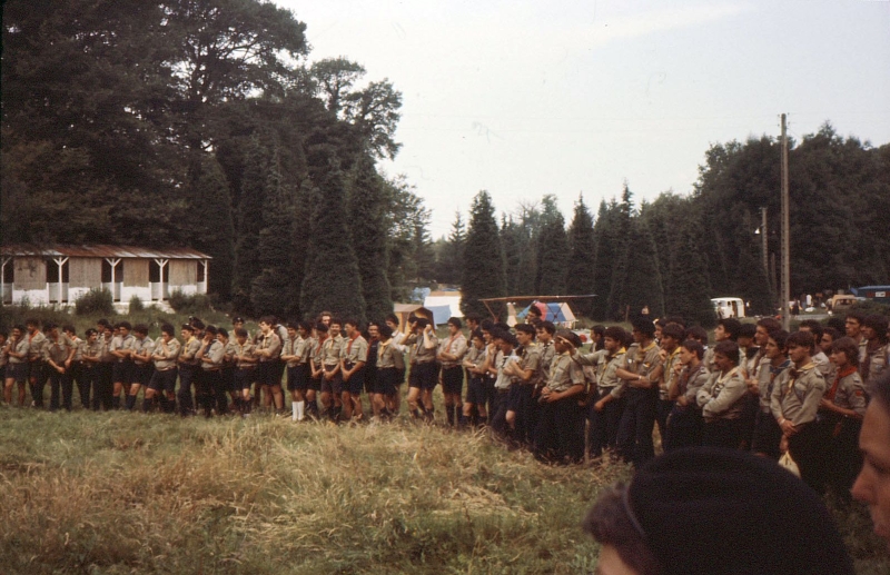 1978gf campo mobile internaz FSE - Lourdes - alzabandiera del contingente italiano-3.jpg