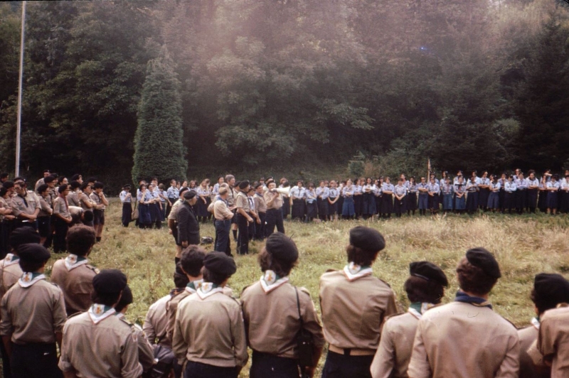1978gf campo mobile internaz FSE - Lourdes - alzabandiera del contingente italiano-4.jpg