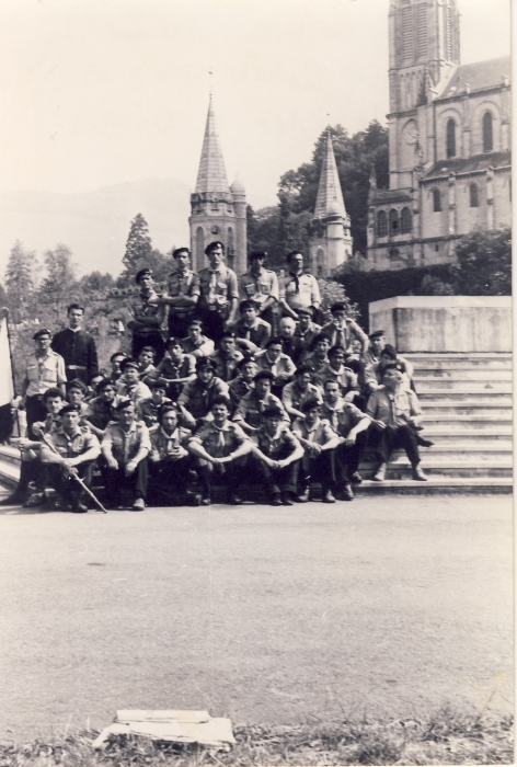 1978h campo mobile internaz FSE - Lourdes - foto di sottogruppo italiano-francese con la cattedrale.jpg