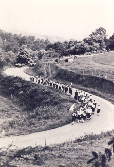 1978m campo mobile internaz FSE - Lourdes - arrivo dei contingenti alla basilica.jpg