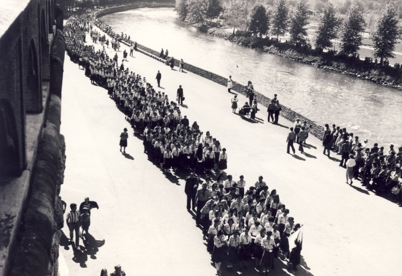 1978m campo mobile internaz FSE - Lourdes - arrivo dei contingenti alla basilica_1.jpg