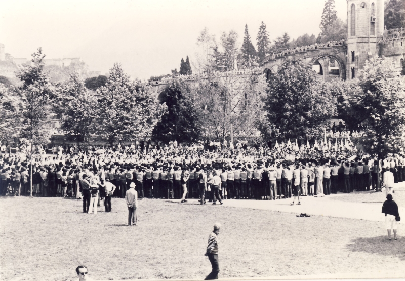 1978n campo mobile internaz FSE - Lourdes - cerimonia di fronte alla grotta di Lourdes-2.jpg