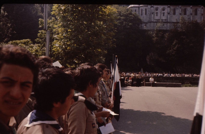1978n campo mobile internaz FSE - Lourdes - cerimonia di fronte alla grotta di Lourdes-3.jpg